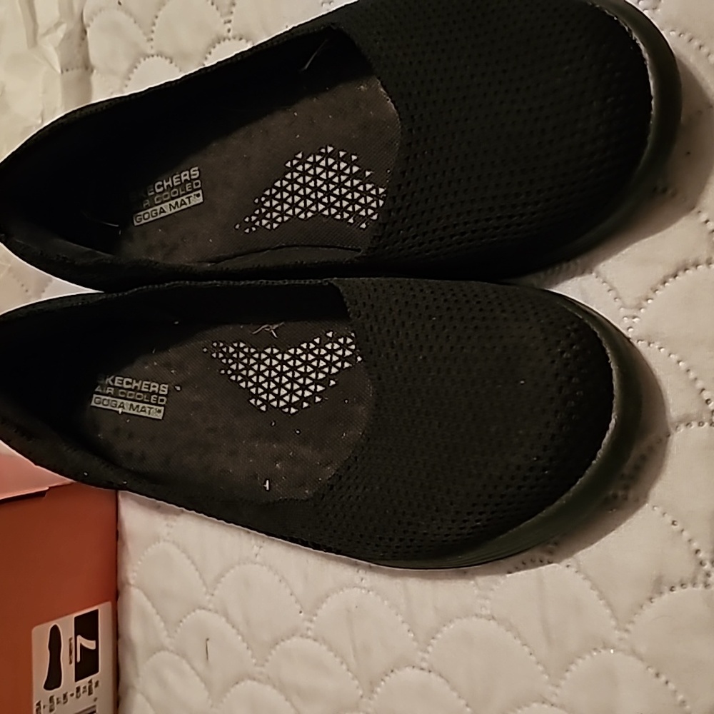 B1 #127 sketchers on the go size 7 shoes